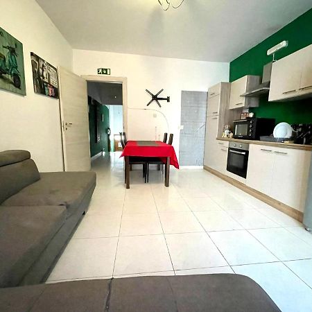 Room 6- Private Room With Private Terrace, Private Bathroom, Ac And Wifi Sliema Exteriör bild