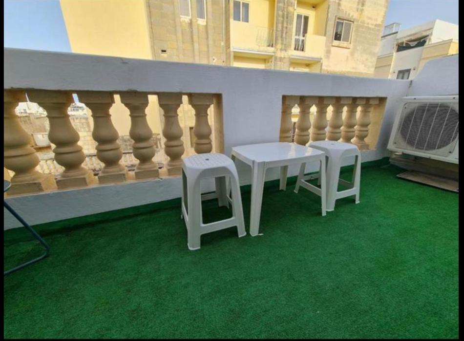 Room 6- Private Room With Private Terrace, Private Bathroom, Ac And Wifi Sliema Exteriör bild