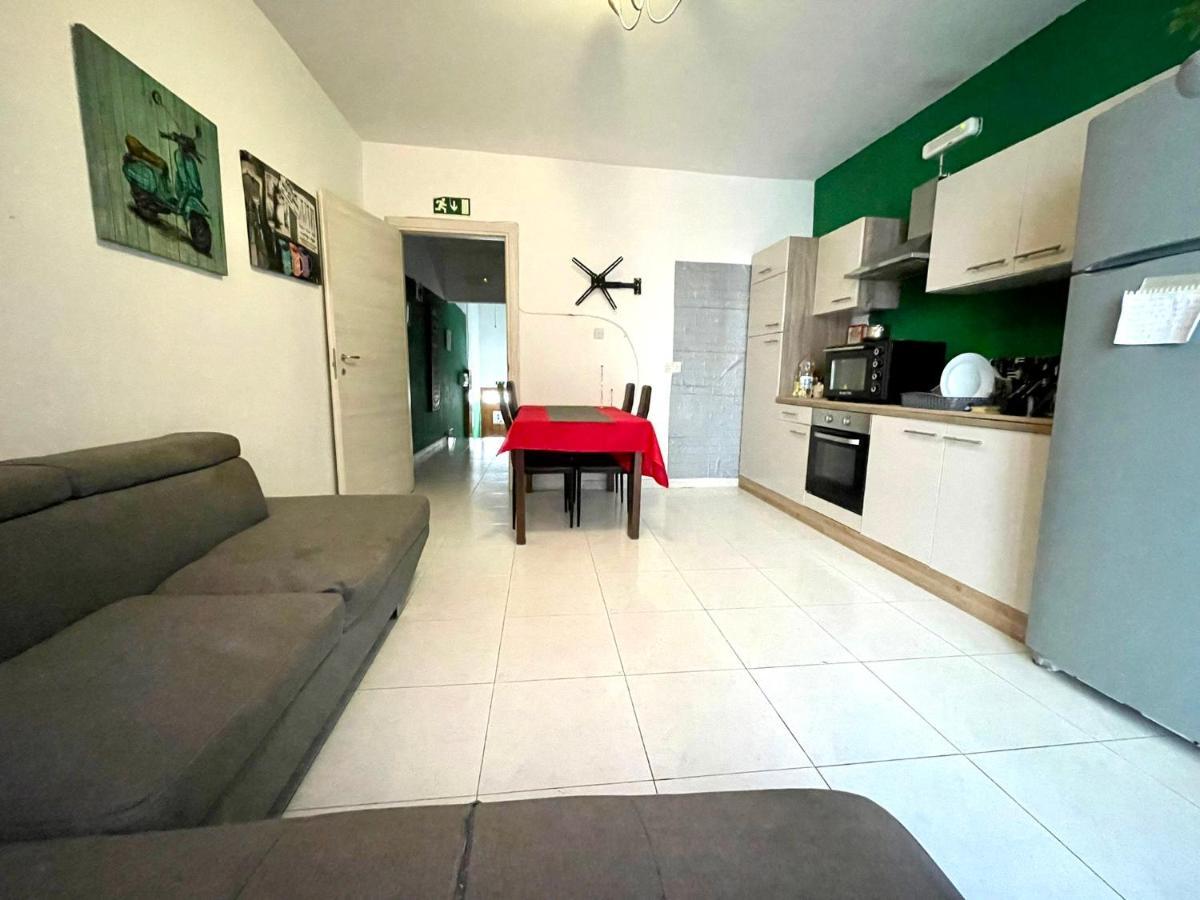 Room 6- Private Room With Private Terrace, Private Bathroom, Ac And Wifi Sliema Exteriör bild