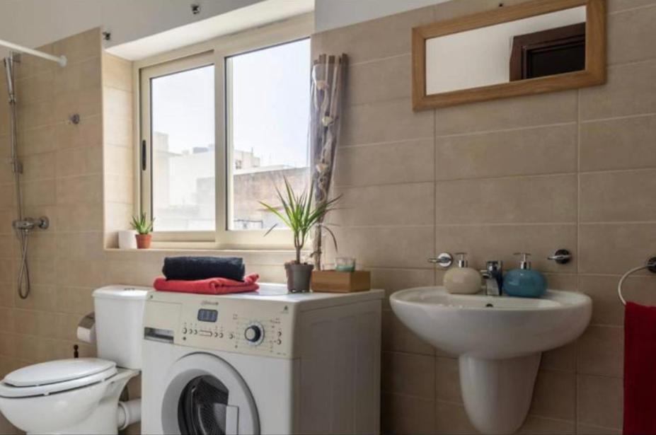 Room 6- Private Room With Private Terrace, Private Bathroom, Ac And Wifi Sliema Exteriör bild